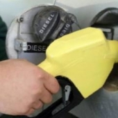 Французское правительство и нефтяники договорились снизить цены на топливо